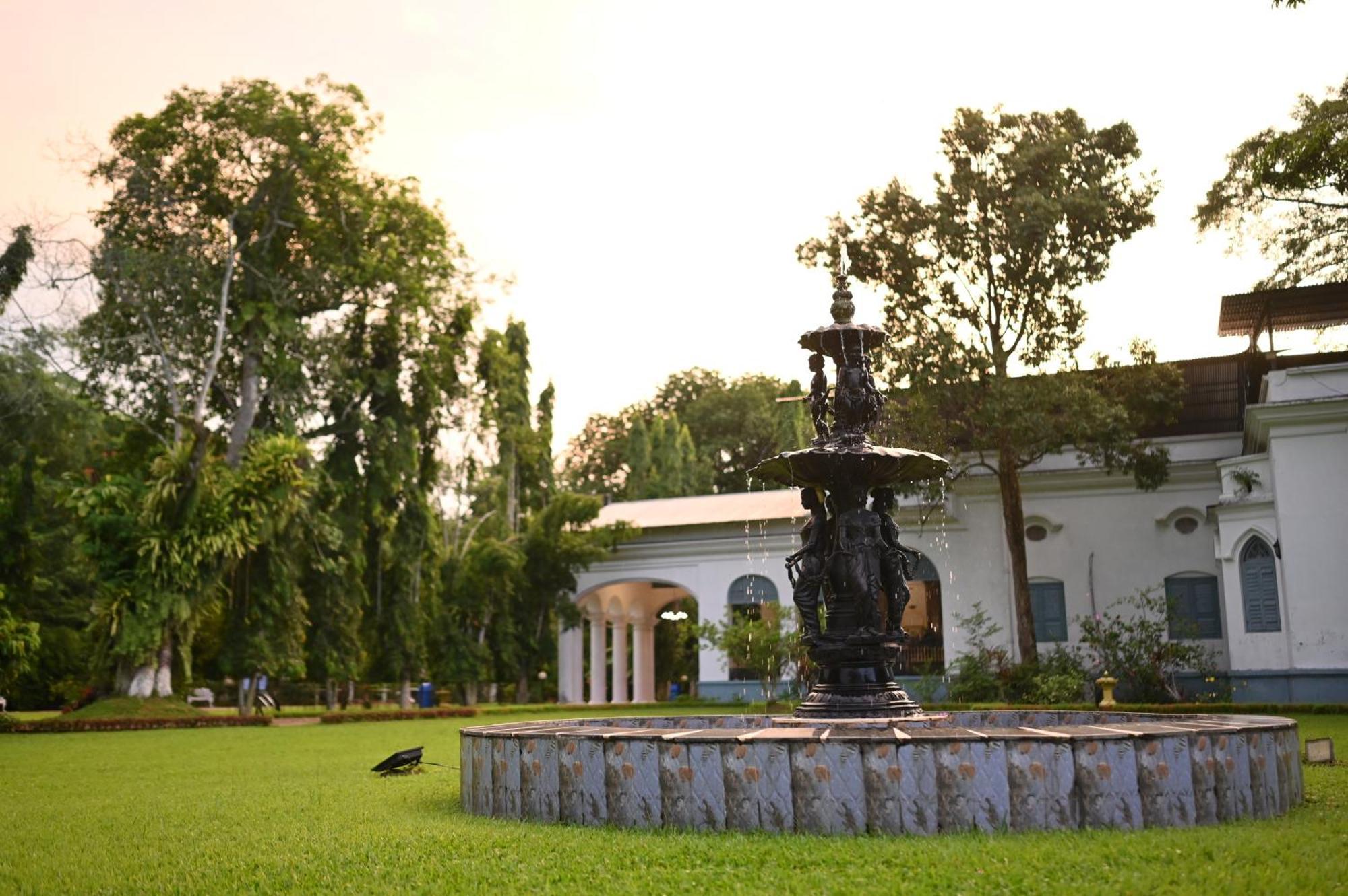 Отель Thengal Manor Джорхат Экстерьер фото